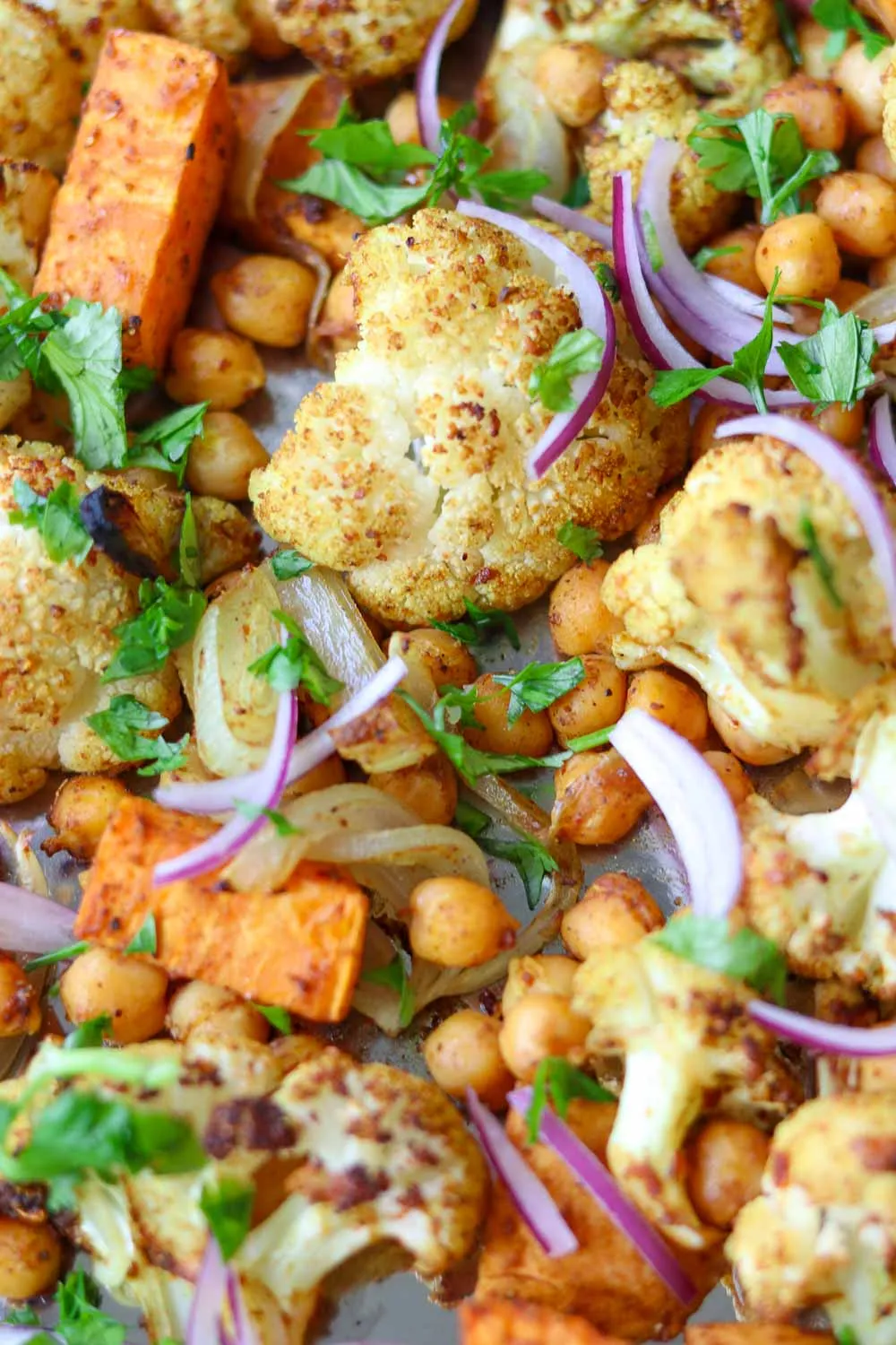 Buntes Ofengemüse vom Blech mit Süßkartoffeln, Blumenkohl und Kichererbsen