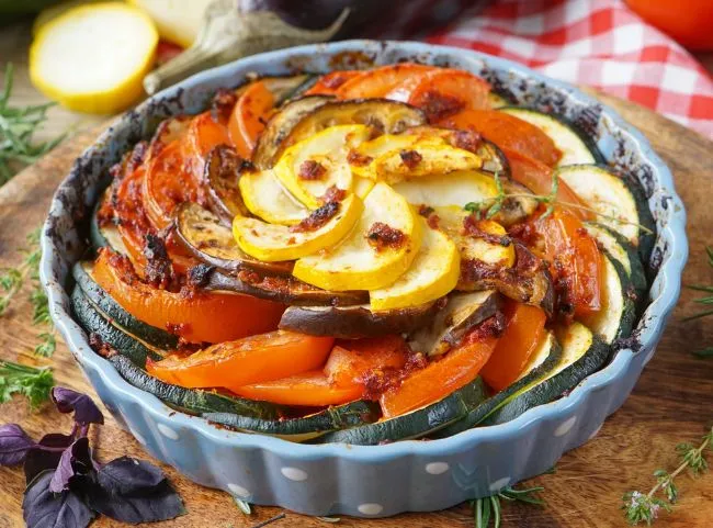 Buntes Ratatouille im Ofen für Vegetarier