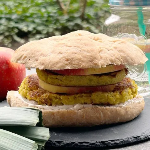 Burger muss nicht immer ungesund sein. Dieser Hirse-Lauch-Burger mit Apfel ist eine gesunde Alternative und passt zu Arthrose Ernährung Rezepten.