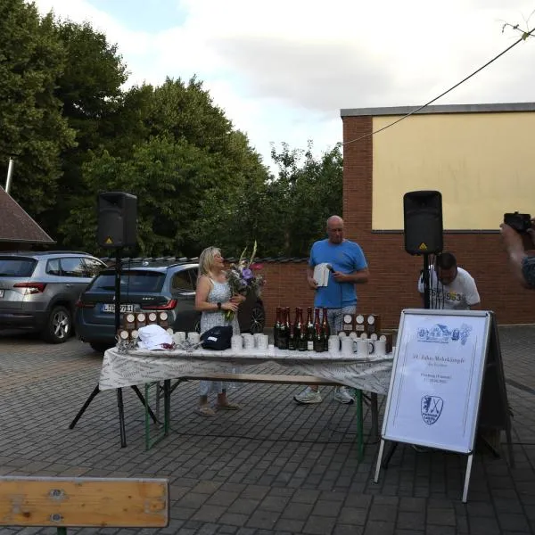 Bürgermeister Udo Mänicke ehrt die Sportler für ihre herausragenden Leistungen