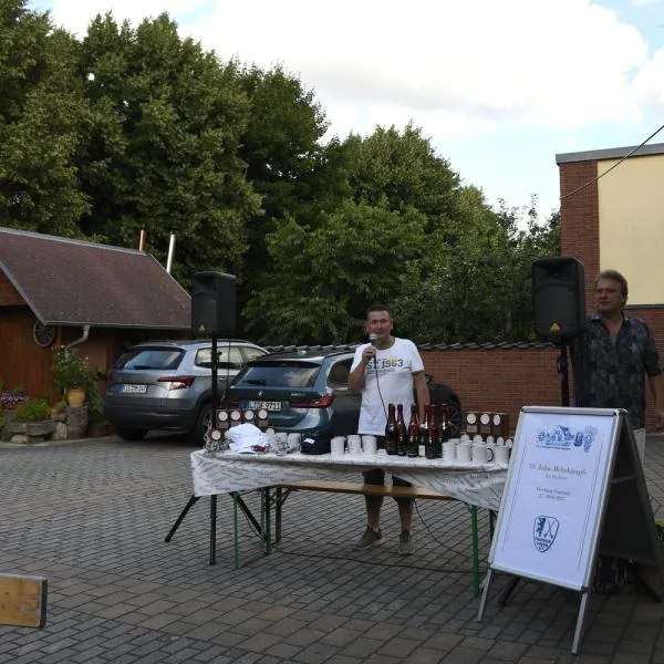 Bürgermeister Udo Mänicke köpft eine Sektflasche