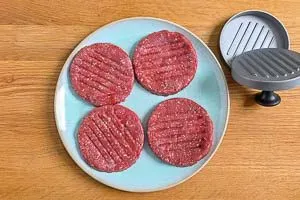 Burgerpattys mit der Burgerpresse formen