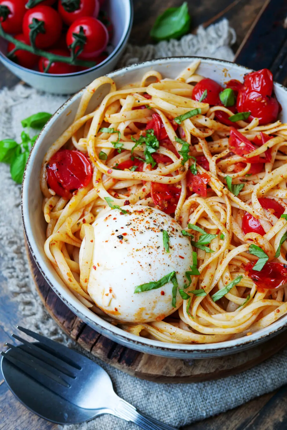 Burrata-Pasta mit Tomaten und Basilikum
