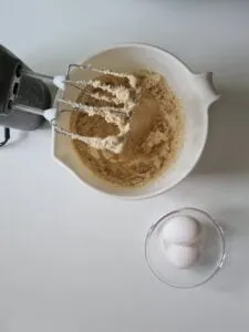 Butter, Puderzucker und Vanillezucker werden mit dem Handmixer schaumig geschlagen
