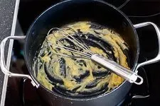 Butter und Mehl werden zu einer goldenen Mehlschwitze verrührt