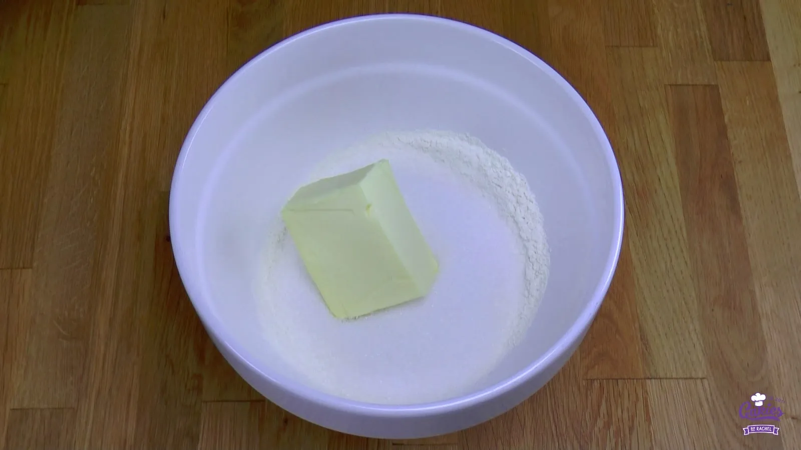 Butter wird in die Schüssel gegeben