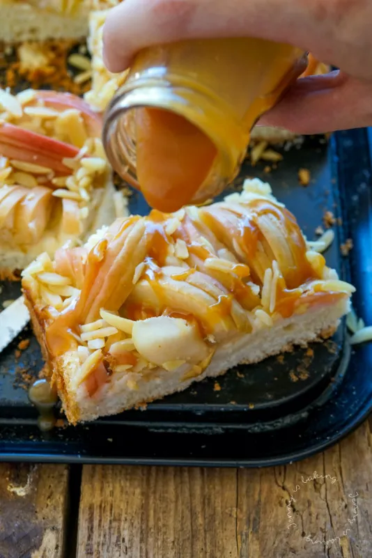 Butterkuchen mit Apfelscheiben und Karamellsauce