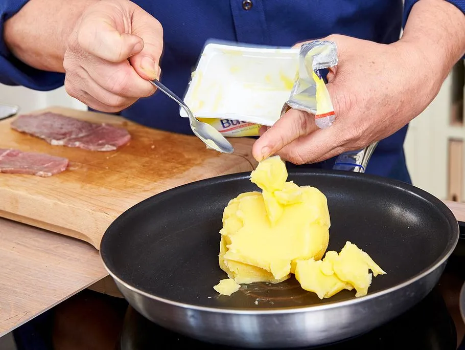 Butterschmalz in die Pfanne geben, bereit zum Braten