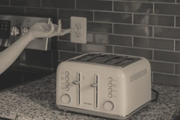 Buydeem Toaster auf einer Arbeitsplatte, Schwarz-Weiß-Foto im Vintage-Stil