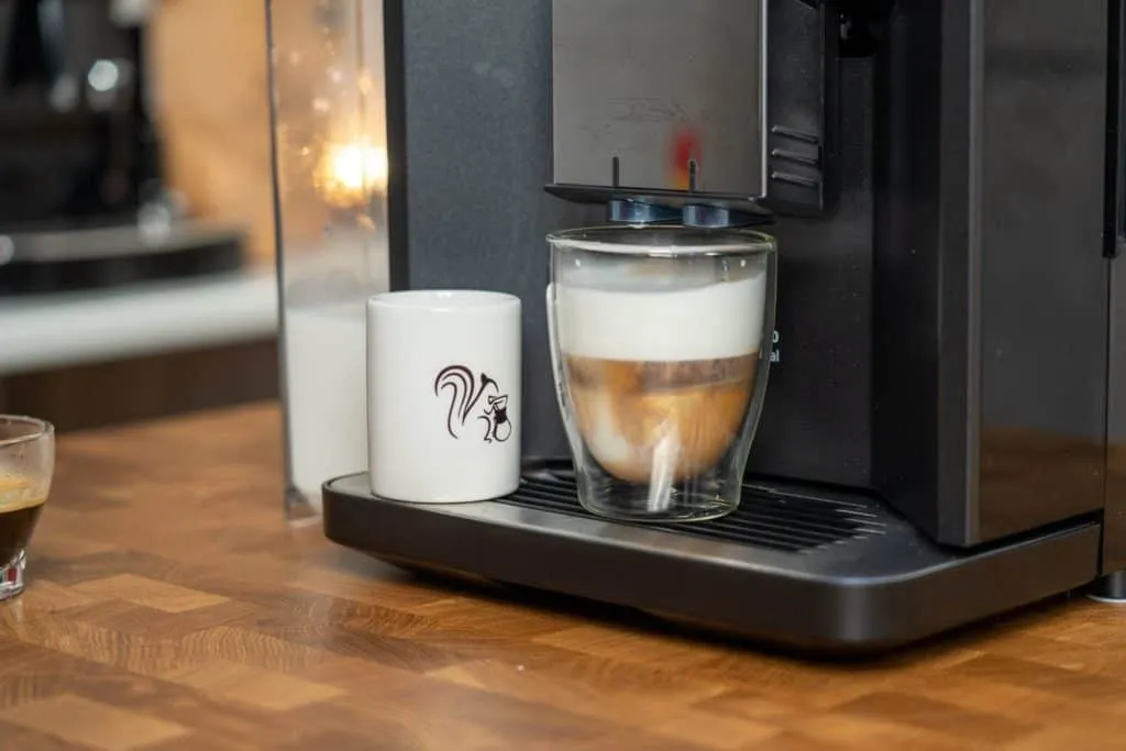 Cappuccino zubereitet mit dem Siemens EQ.500 integral Kaffeevollautomaten