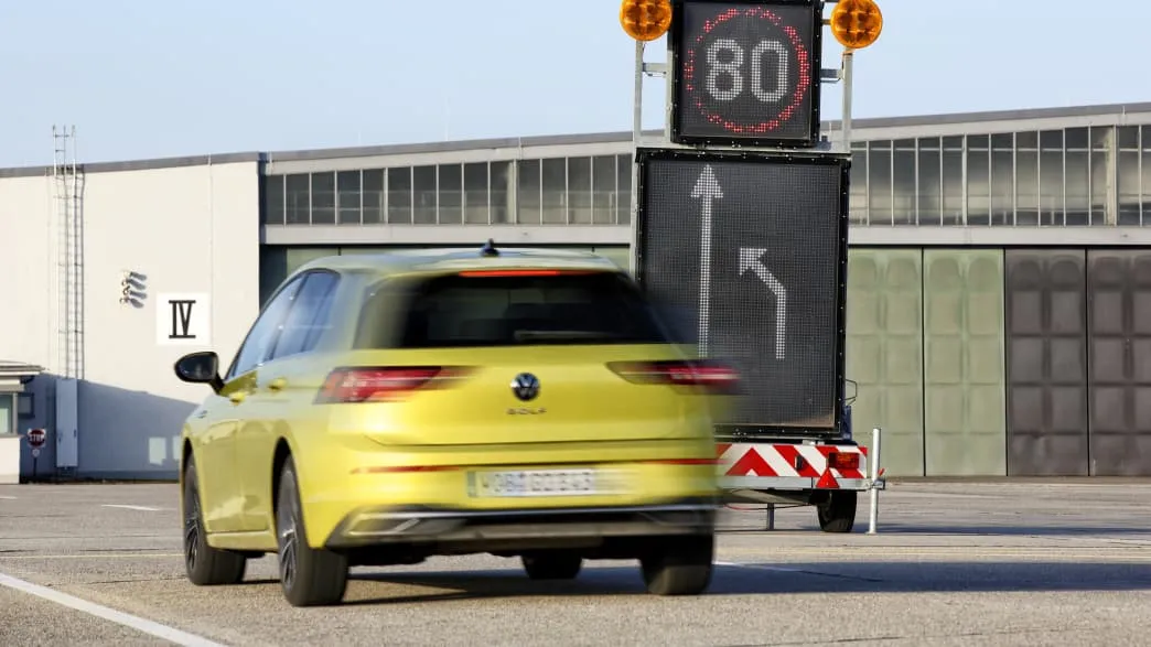 Car2X-System warnt Fahrzeuge vor einer Baustelle auf der Straße