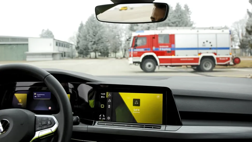 Car2X warnt vor einem von rechts kommenden Einsatzfahrzeug