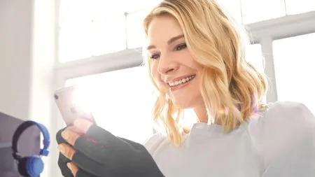 Caroline Sprott nutzt die medi App in ihrem Büro um ihre Therapie zu unterstützen.