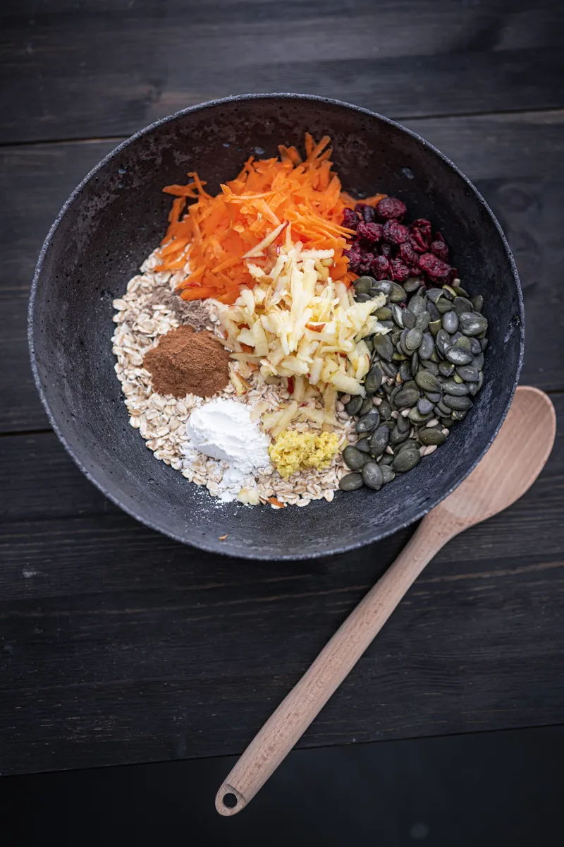 Carrot Cake Baked Oatmeal in einer Auflaufform, bereit zum Servieren