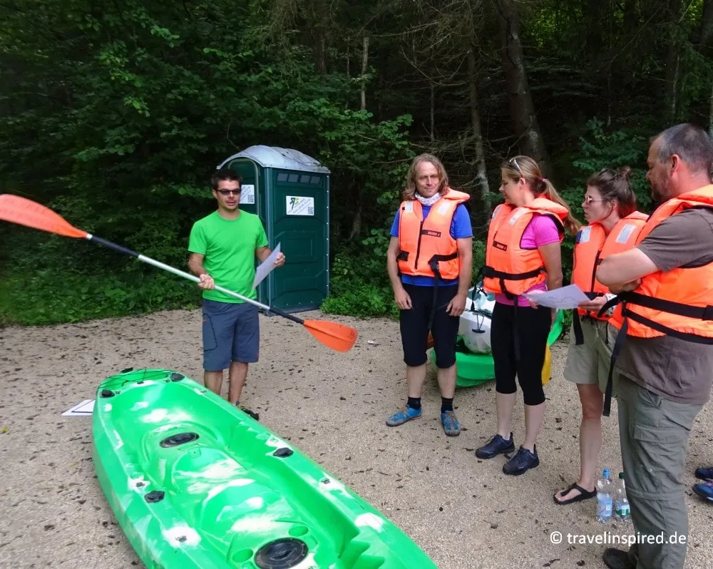 Catalin von Be Free gibt eine Sicherheitseinweisung für die Kanutour auf der Pegnitz