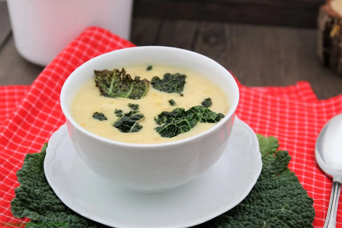 cb-with-andrea-veganes-weihnachtsmenue-vorspeise-steinpilzsuppe-mit-wirsingchips-rezept-www-candbwithandrea-com