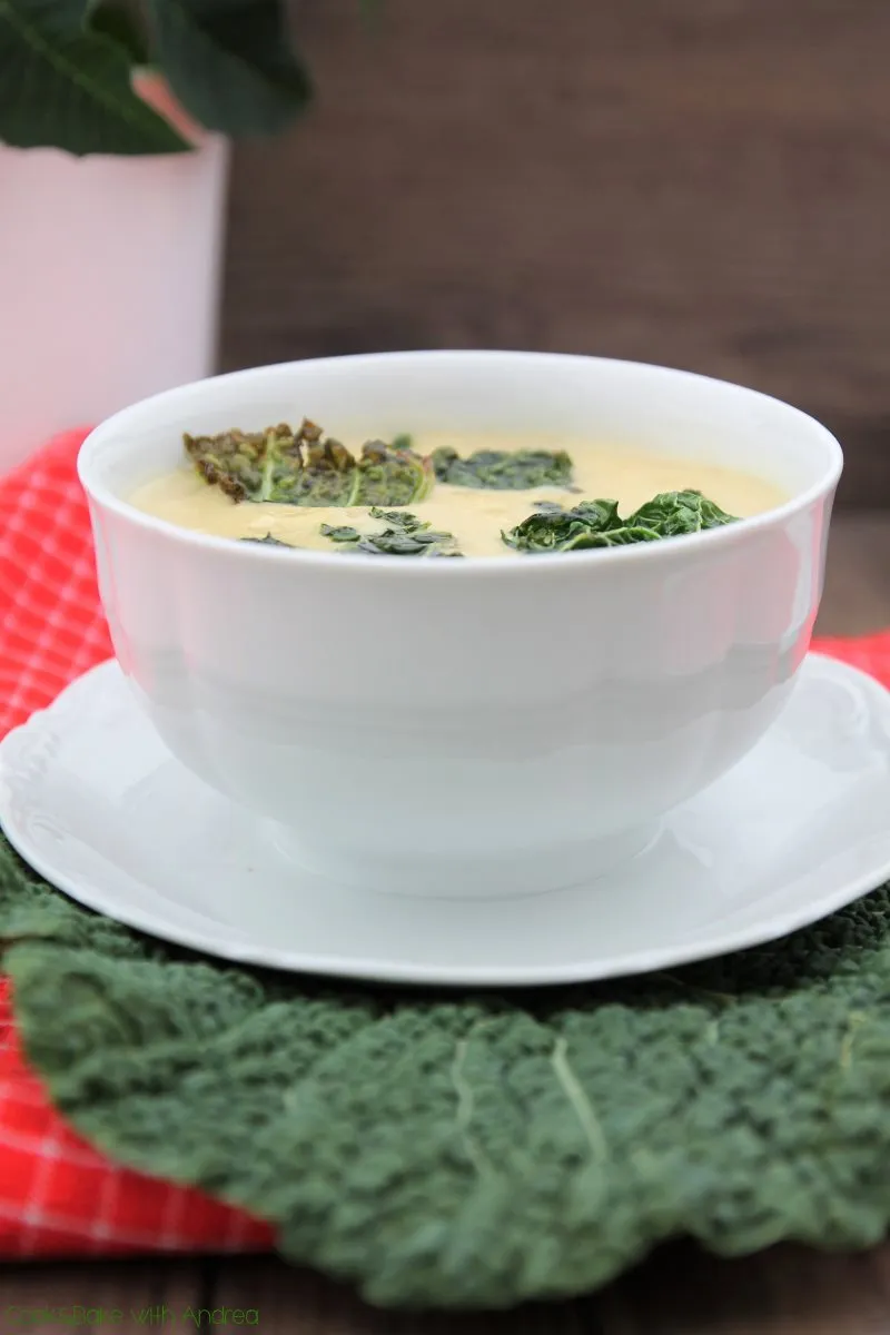 cb-with-andrea-veganes-weihnachtsmenue-vorspeise-steinpilzsuppe-mit-wirsingchips-rezept-www-candbwithandrea-com1