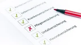 Checkliste für Versicherungen mit Stift, um die Wichtigkeit der persönlichen Vorsorge zu verdeutlichen