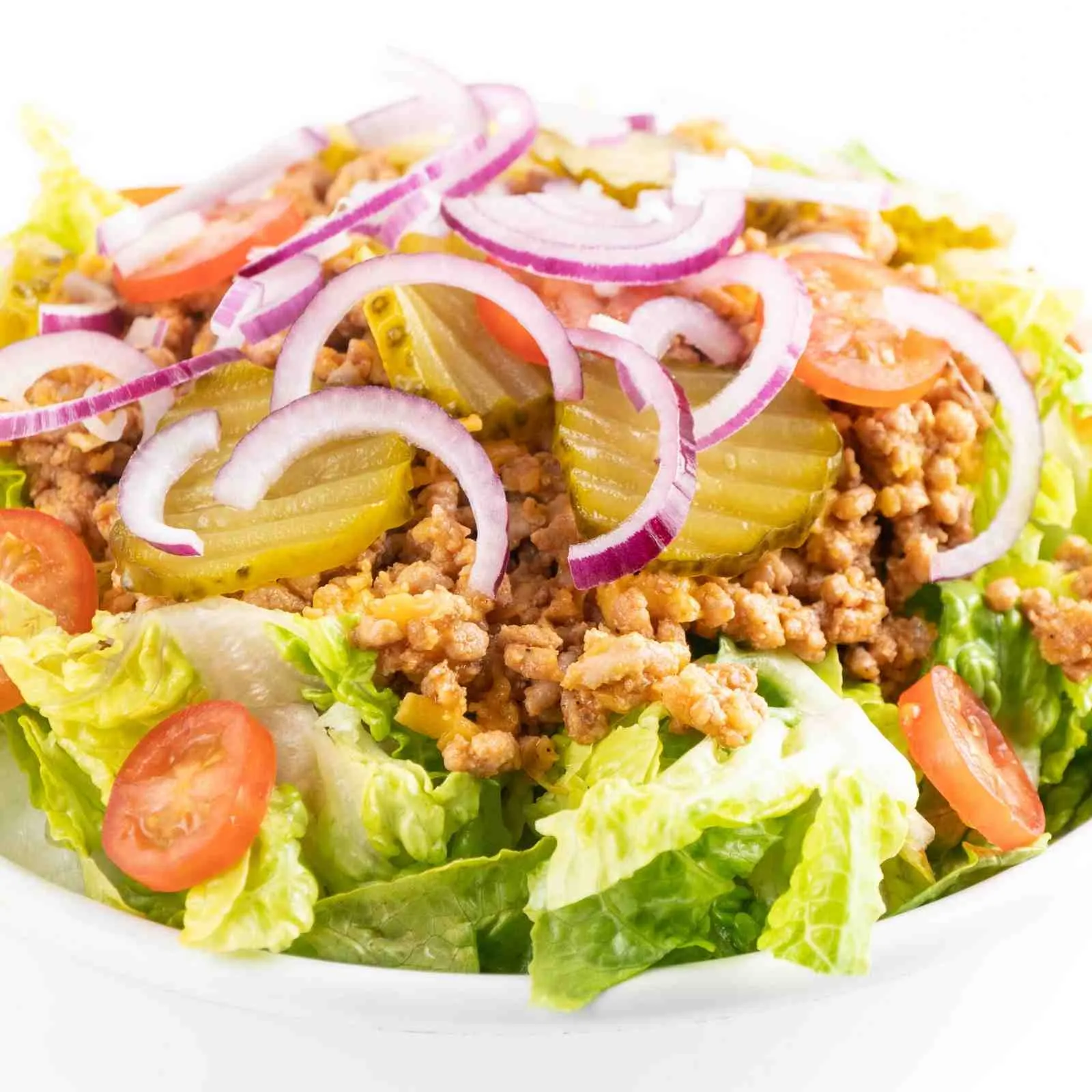 Cheeseburger Salat mit Hackfleisch, Käse, Tomaten und Gurken