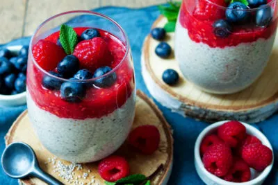 Chia-Pudding mit Himbeer-Püree und Beeren garniert