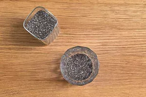 Chiasamen in ein Glas füllen