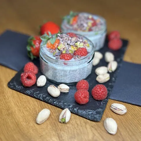 Chiasamen strotzen vor Omega-3-Fettsäuren, die entzündungsfördernde Arachidonsäure reduzieren – ideal für diesen Beeren-Chiapudding im Rahmen einer Arthrose Ernährung.