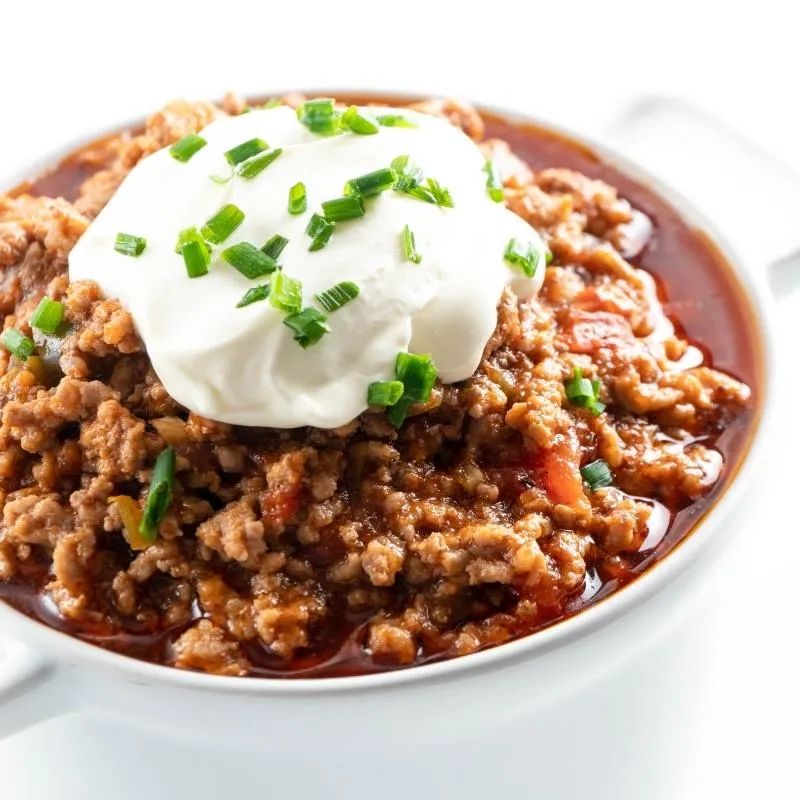 Chili con Carne ohne Bohnen in einer rustikalen Schale mit Löffel