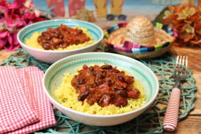 Chili con Chorizo mit Kurkuma-Butter-Blumenkohlreis – ein würziges und sättigendes Happy Carb Gericht