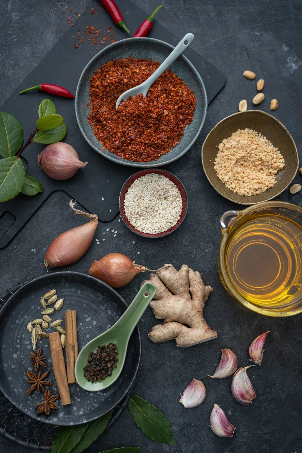 Chili Crisp Öl auf einem Löffel, zeigt die knusprige Textur und die intensiven Farben, eine vielseitige asiatische Zutat