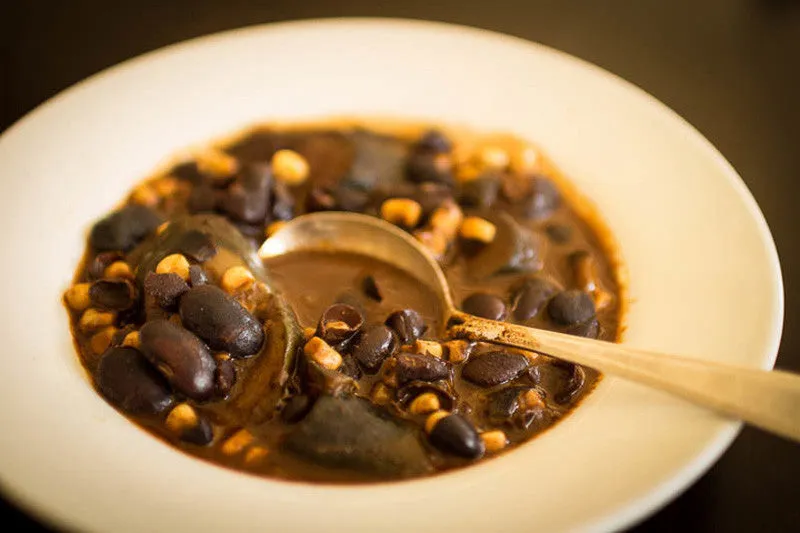 Chili sin Carne ohne Tomaten, vegetarisches Gericht mit Bohnen und Zucchini