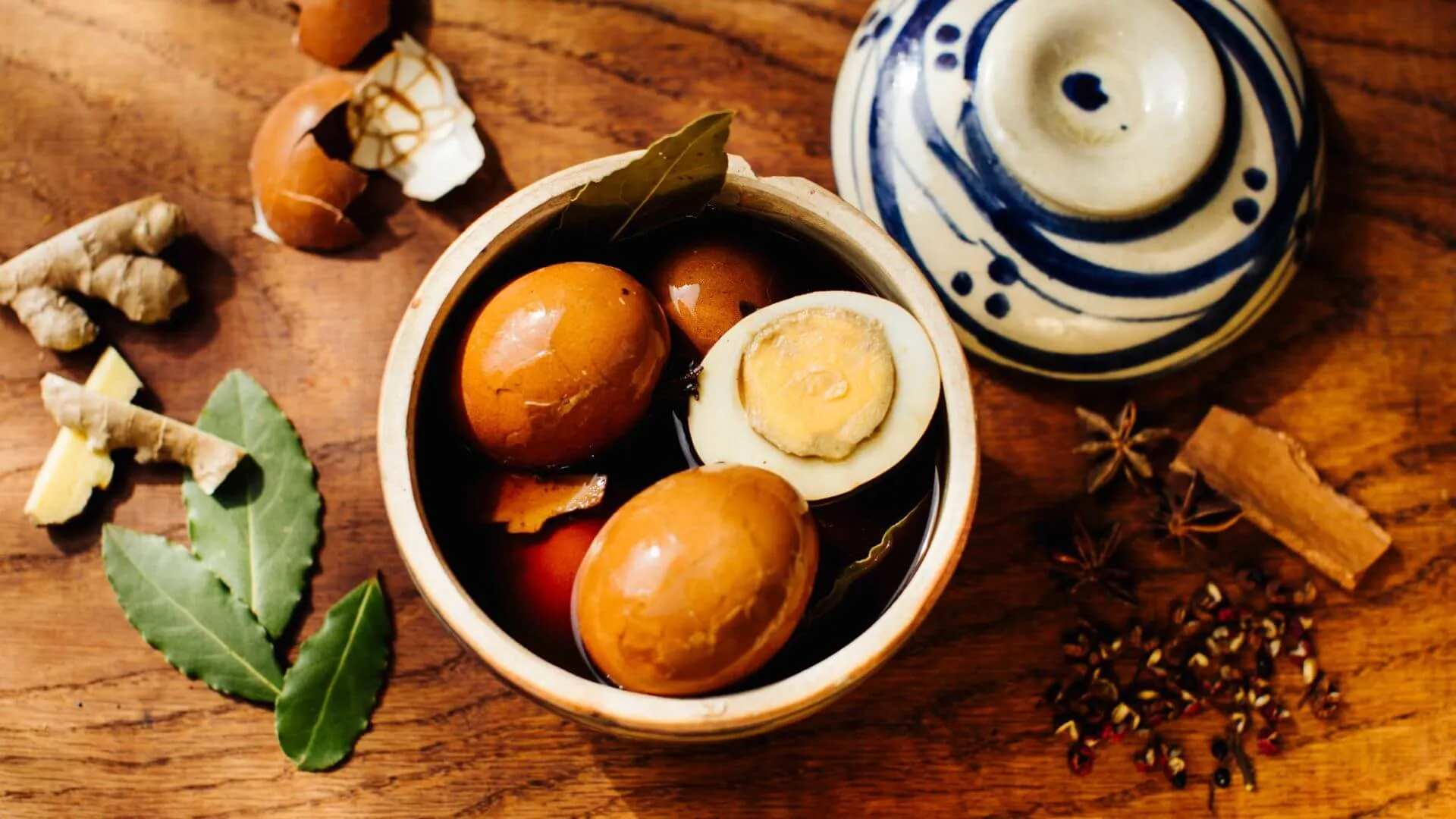 Chinesische Tee Eier: Tee-Eier sind ein beliebter Snack aus Chinas Straßenküchen – einfach zuzubereiten, aber voller Aroma und Charakter. 🥚 Die vorgekochten Eier werden vorsichtig angeknackt und anschließend in einer würzigen Marinade aus...