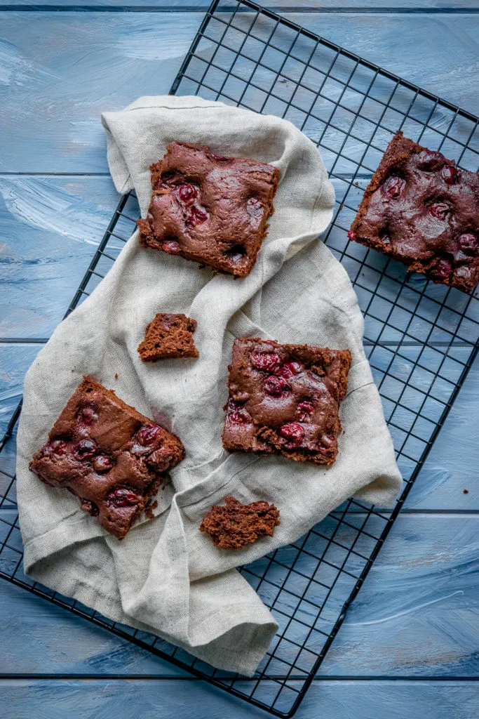 Chocoholic - Super saftiger Schokoladenkuchen mit Kirschen