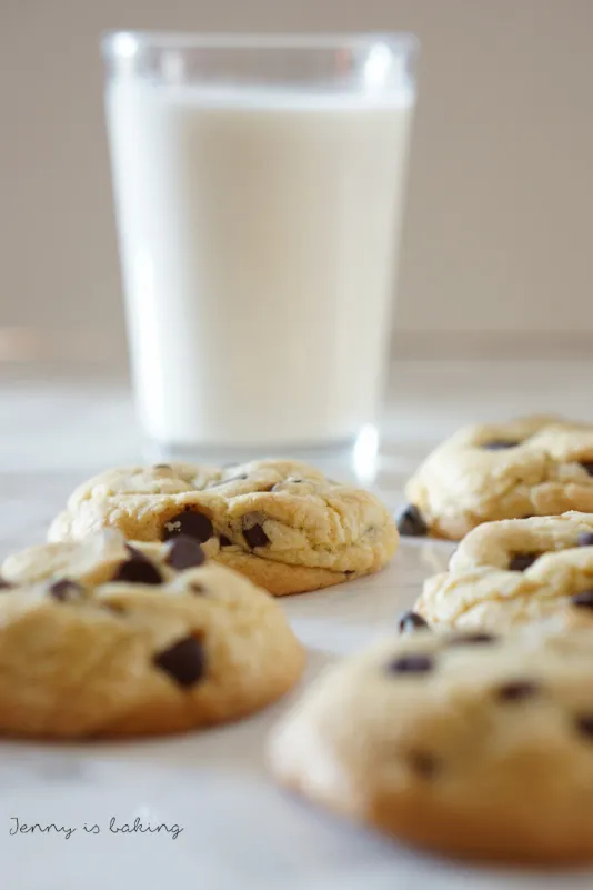 Chocolate Chip Cookies auf einem Backblech