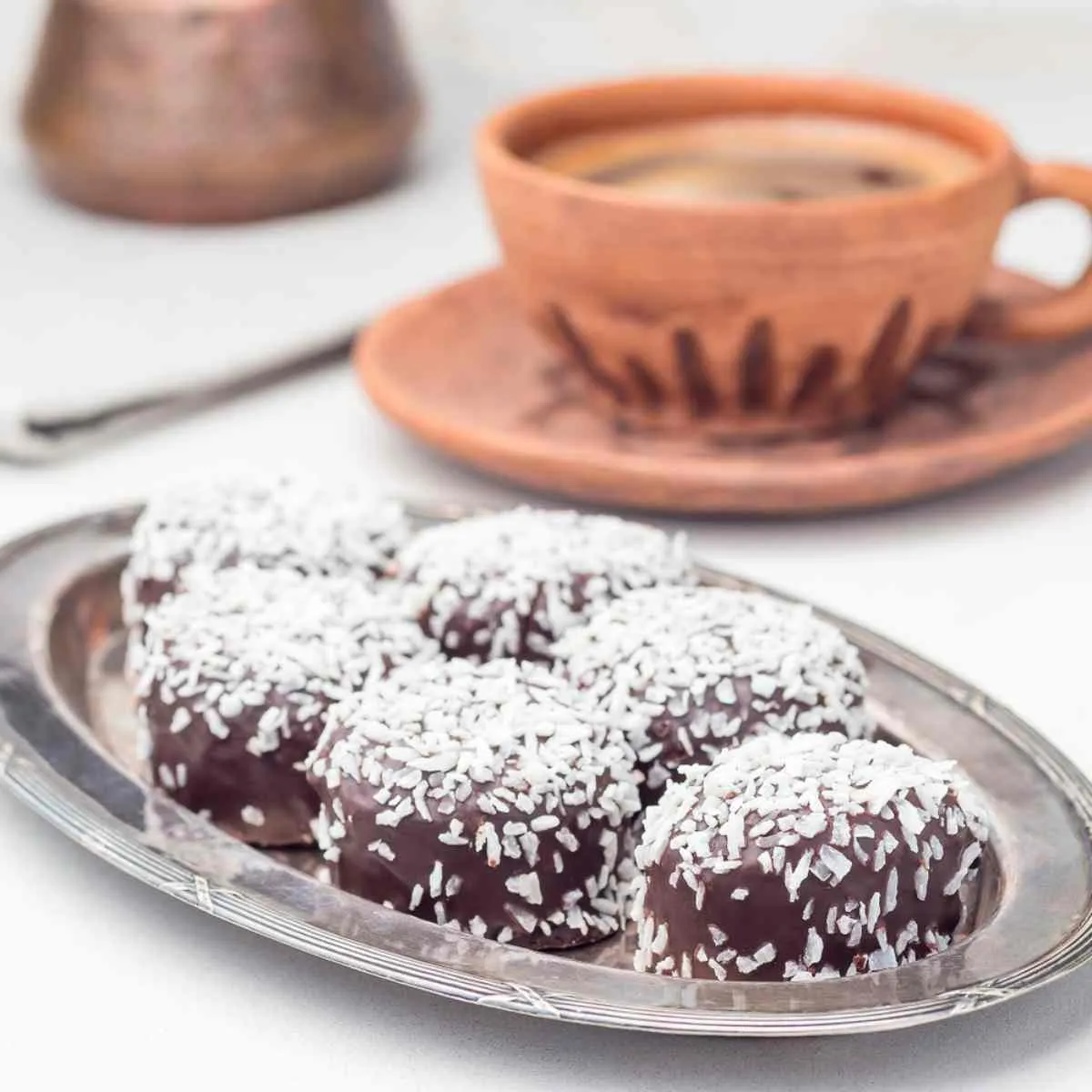 Chokladbollar, schwedische Schokoladenkugeln, mit Kokosflocken