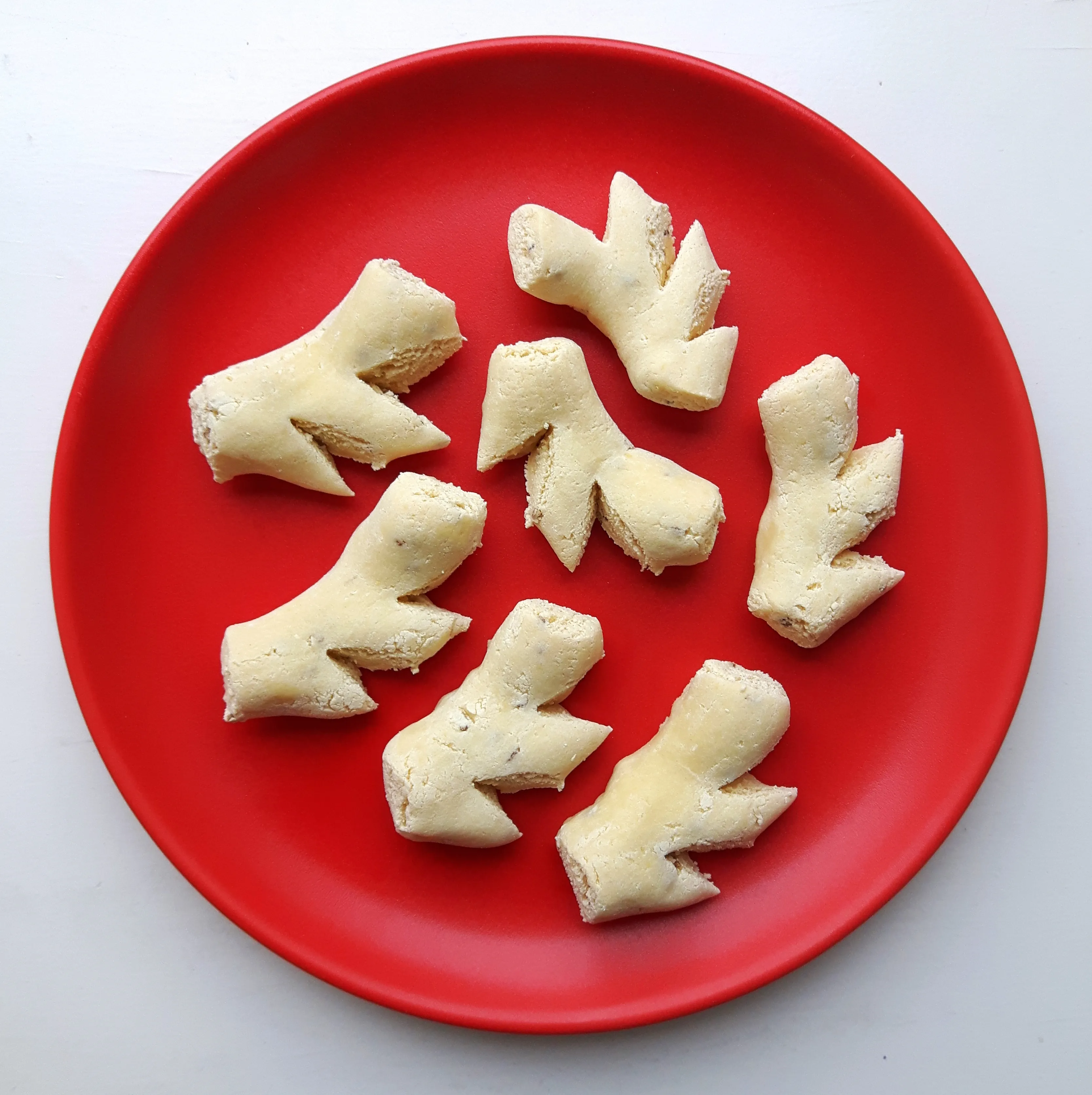 Chräbeli Anisplätzchen auf einem Drahtgitter zum Trocknen