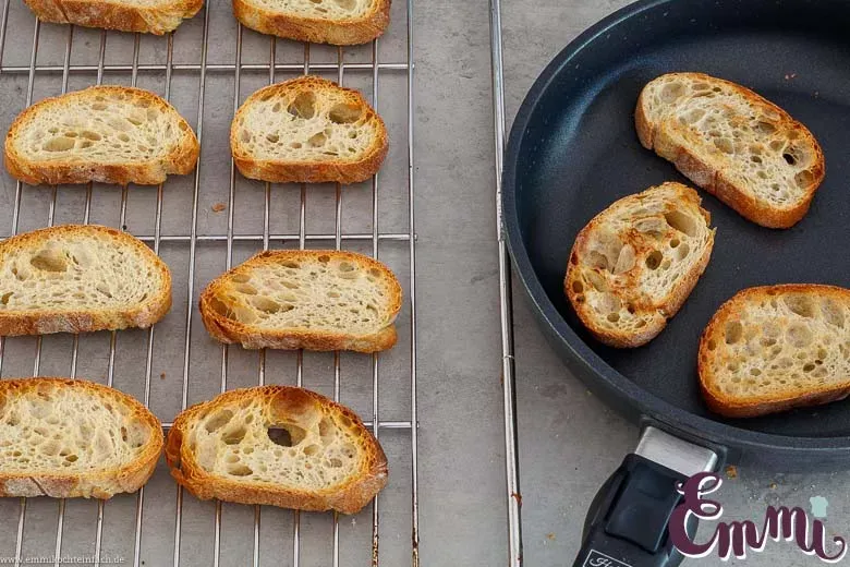 Ciabatta-Brotscheiben werden in einem Ofen geröstet.