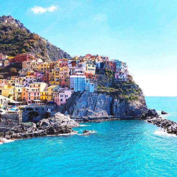 Cinque Terre mit bunten Häusern an der Küste