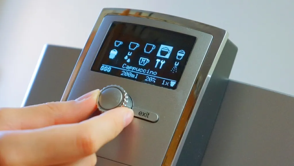 Cletus wählt Cappuccino mit dem Drehregler am Nivona 855 aus