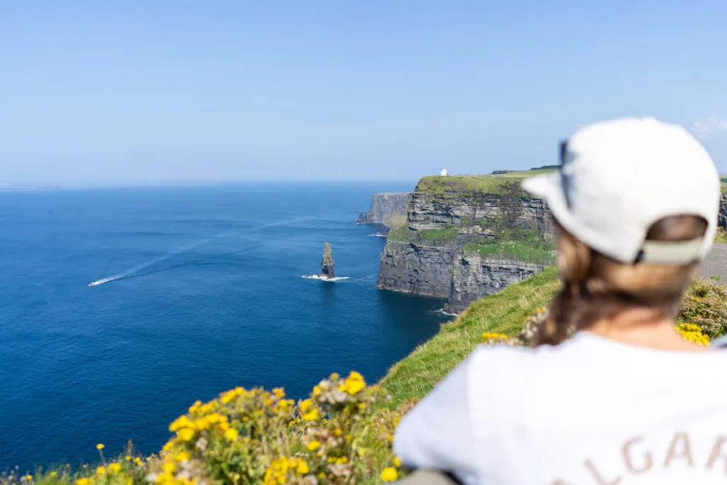 Cliffs of Moher in Irland mit Blick auf das Meer