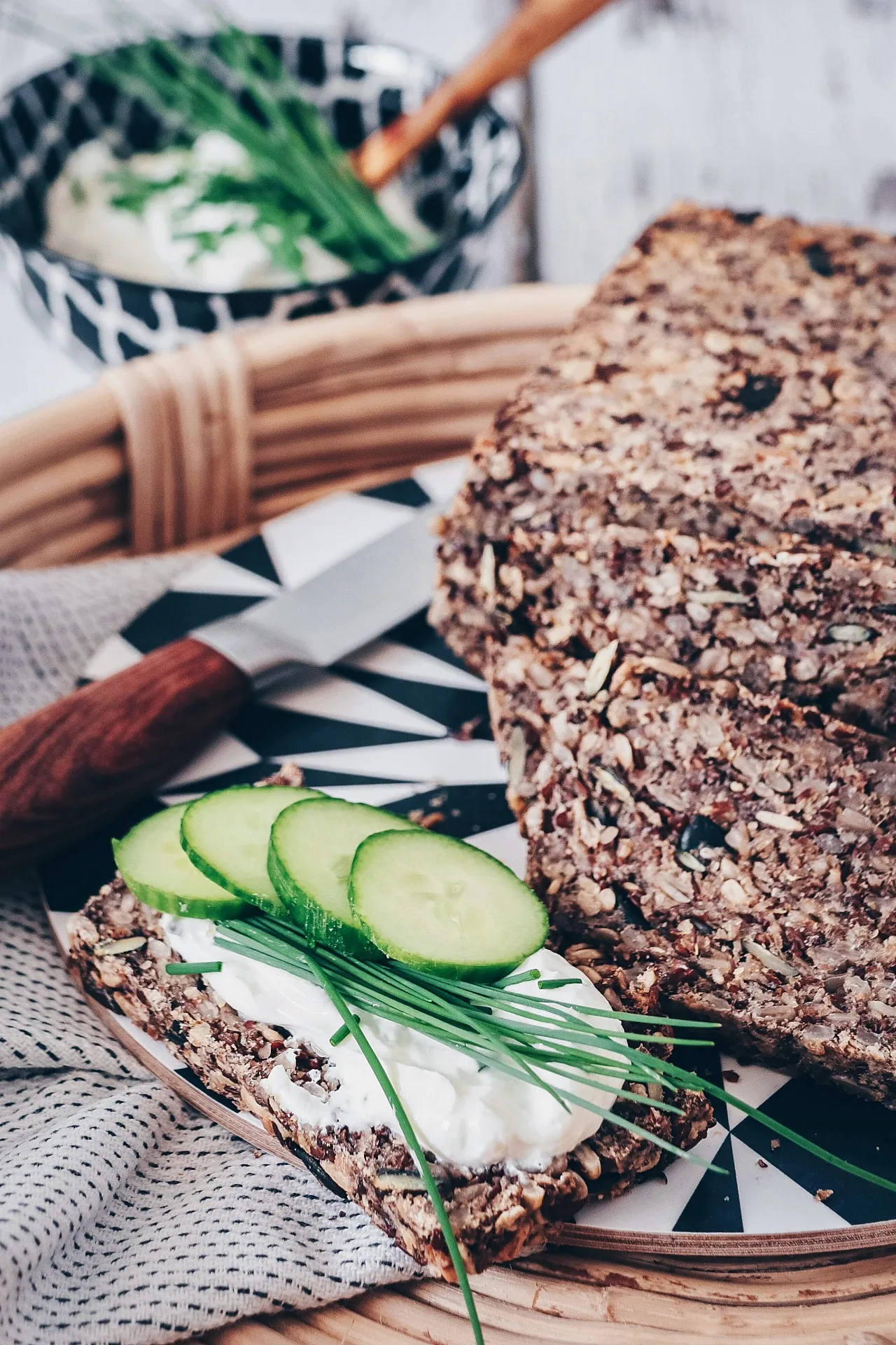 Close-up eines Anschnitts vom selbstgemachten Flohsamenschalen-Brot, das die Textur und die vielen Körner ohne Mehl zeigt.
