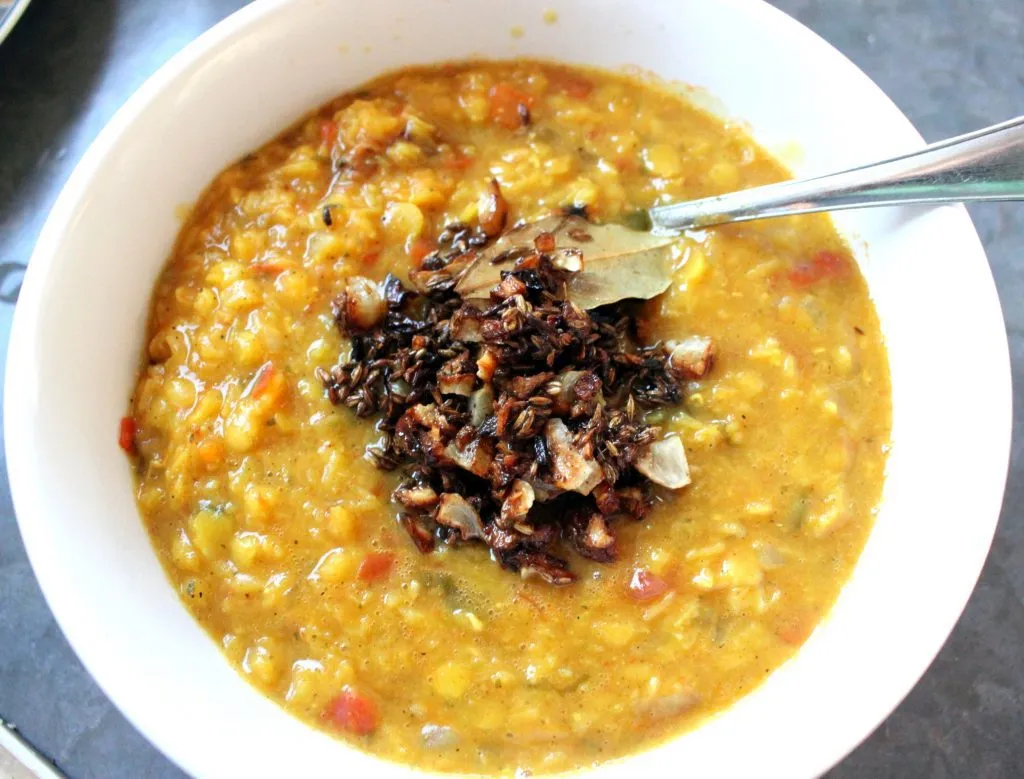 Close-up eines köstlichen Dal Tadka Linsengerichts, bereit zum Genuss