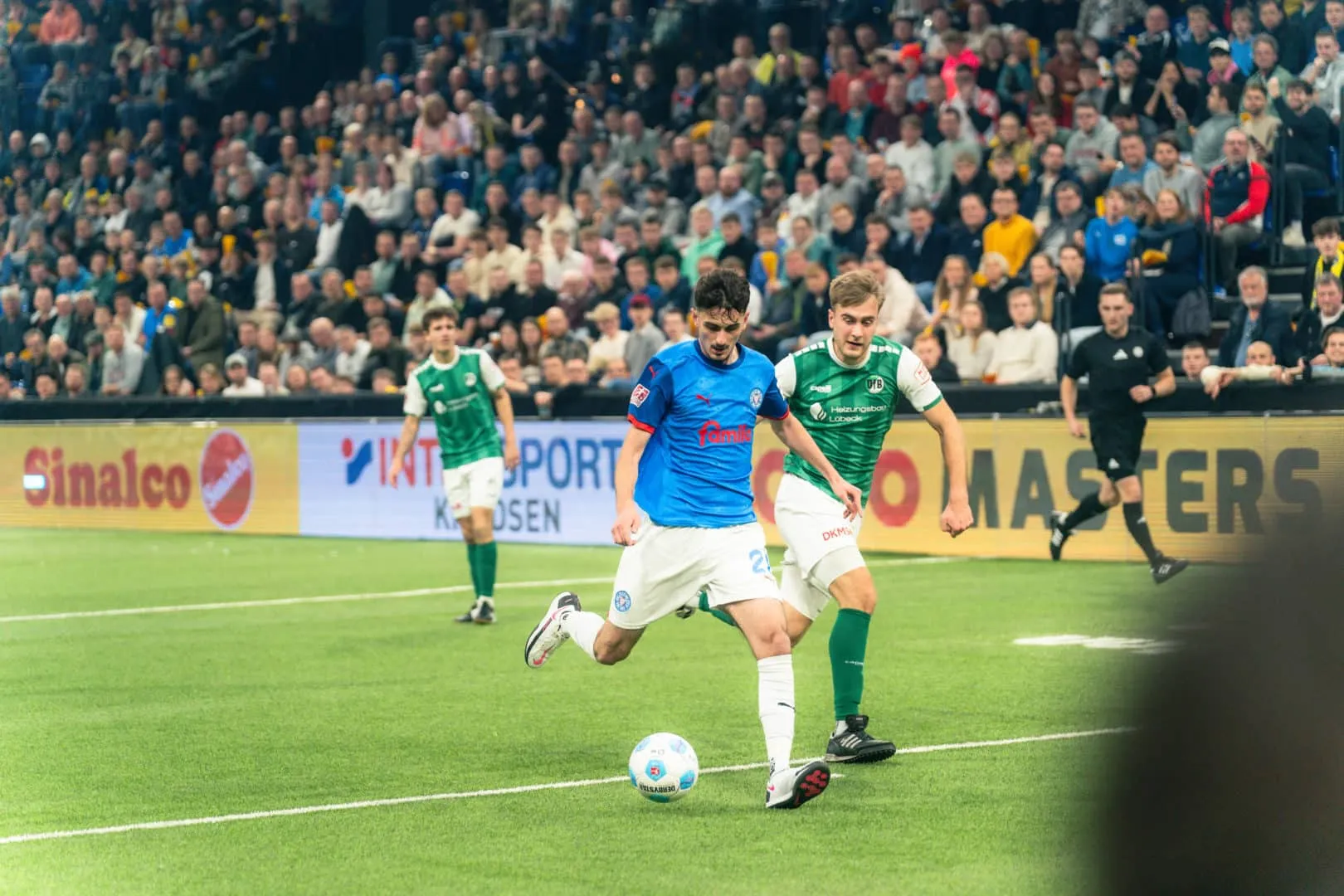 Coach Willi Weiße und Sven Boy von Holstein Kiel U23 beobachten das Spielgeschehen