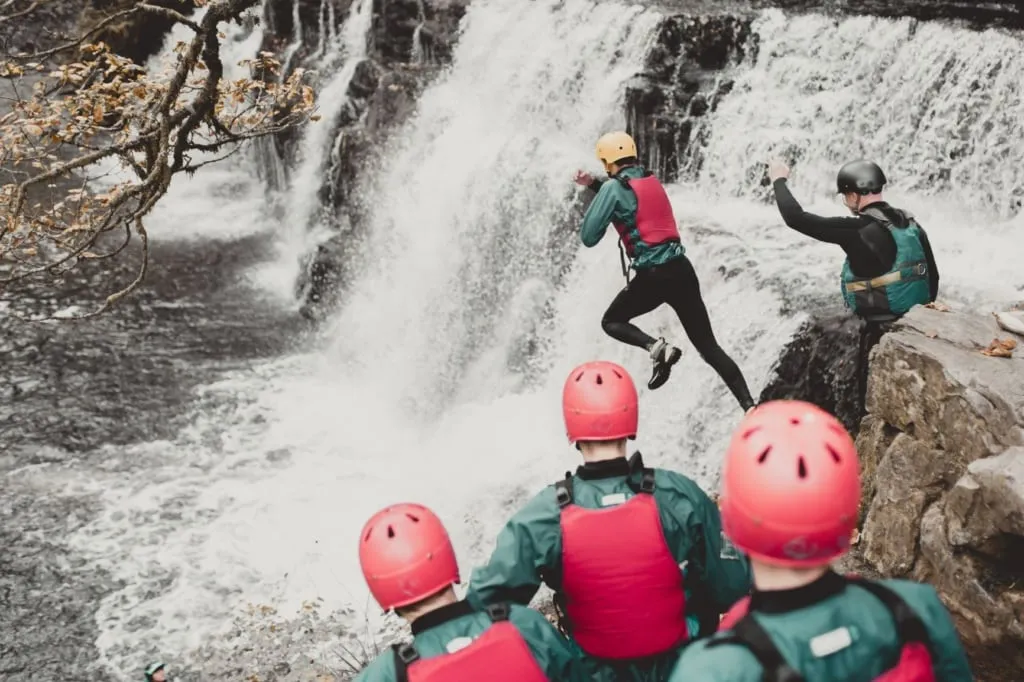 Coasteering-Truppe in Wales