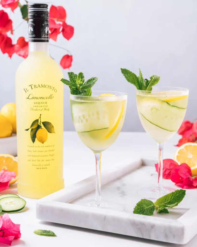 Cocktail mit Limoncello und Frucht