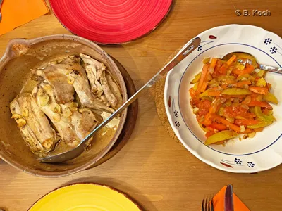 Conejo al ajillo, Knoblauchkaninchen aus Kastilien-La Mancha, serviert mit Gemüsebeilage