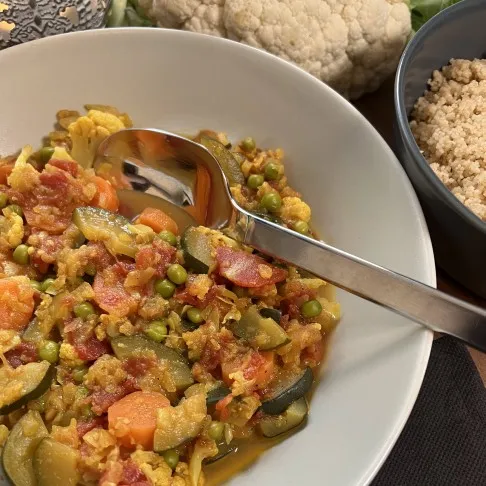 Couscous enthält gelenkschützendes Selen – dieses Couscous-Gemüsecurry ist ein leckeres und gesundes Gericht für die Arthrose Ernährung.