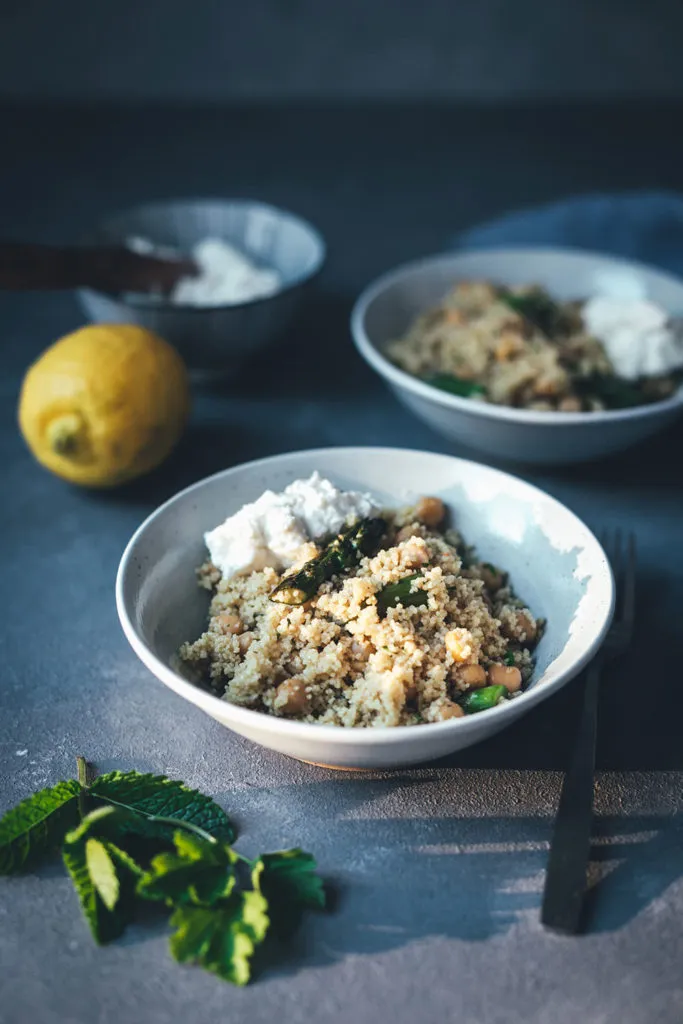 Couscous-Salat mit grünem Spargel