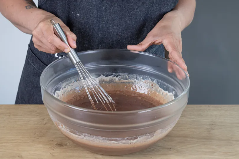 Creme aus Schokolade und Sahne wird glatt gerührt