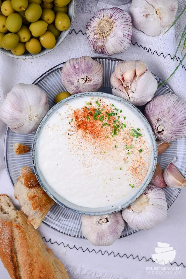 Cremige Aioli ohne Ei, eine Knoblauch-Dip-Variante, die hervorragend zu Garnelen und Gemüse aus dem Raclette Pfännchen schmeckt.