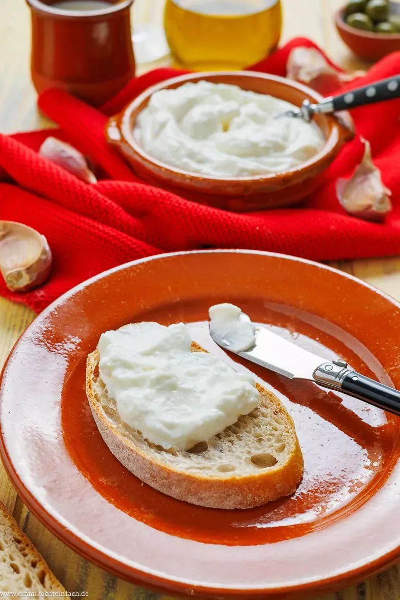 Cremige Aioli ohne Ei, selbstgemacht und ansprechend serviert als vielseitiger Knoblauchdip.
